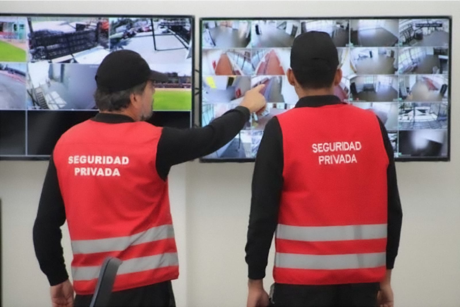 Operadores de seguridad privada revisando monitores de CCTV