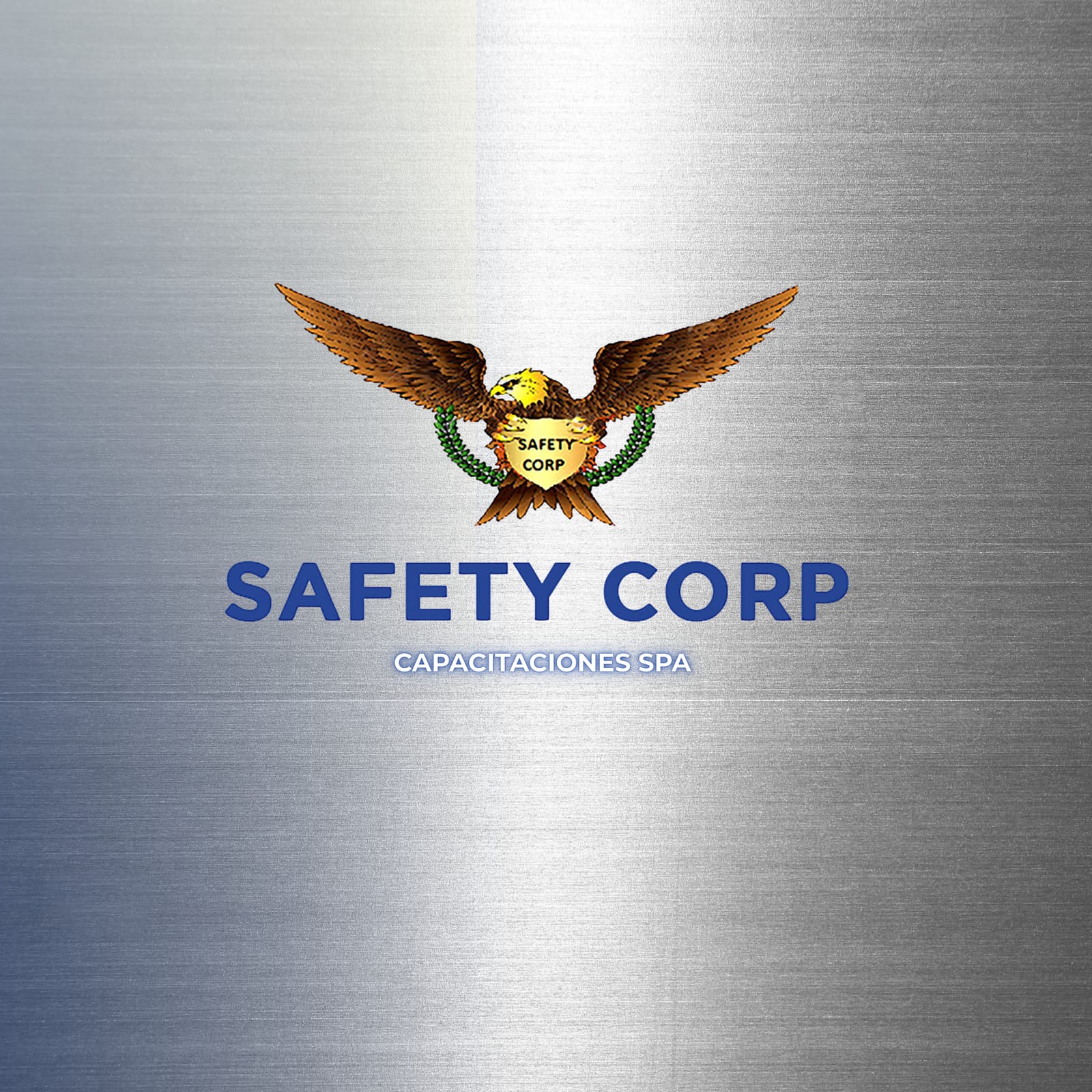 Logotipo de Safety Corp Capacitaciones SPA sobre fondo metálico