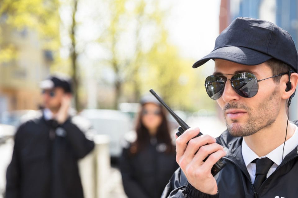 Guardia de seguridad en instalaciones de un cliente